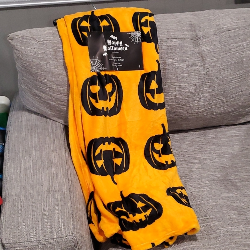 Happy Halloween Super Soft Pumpkim Throw